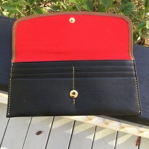 Dooney & BOURKE